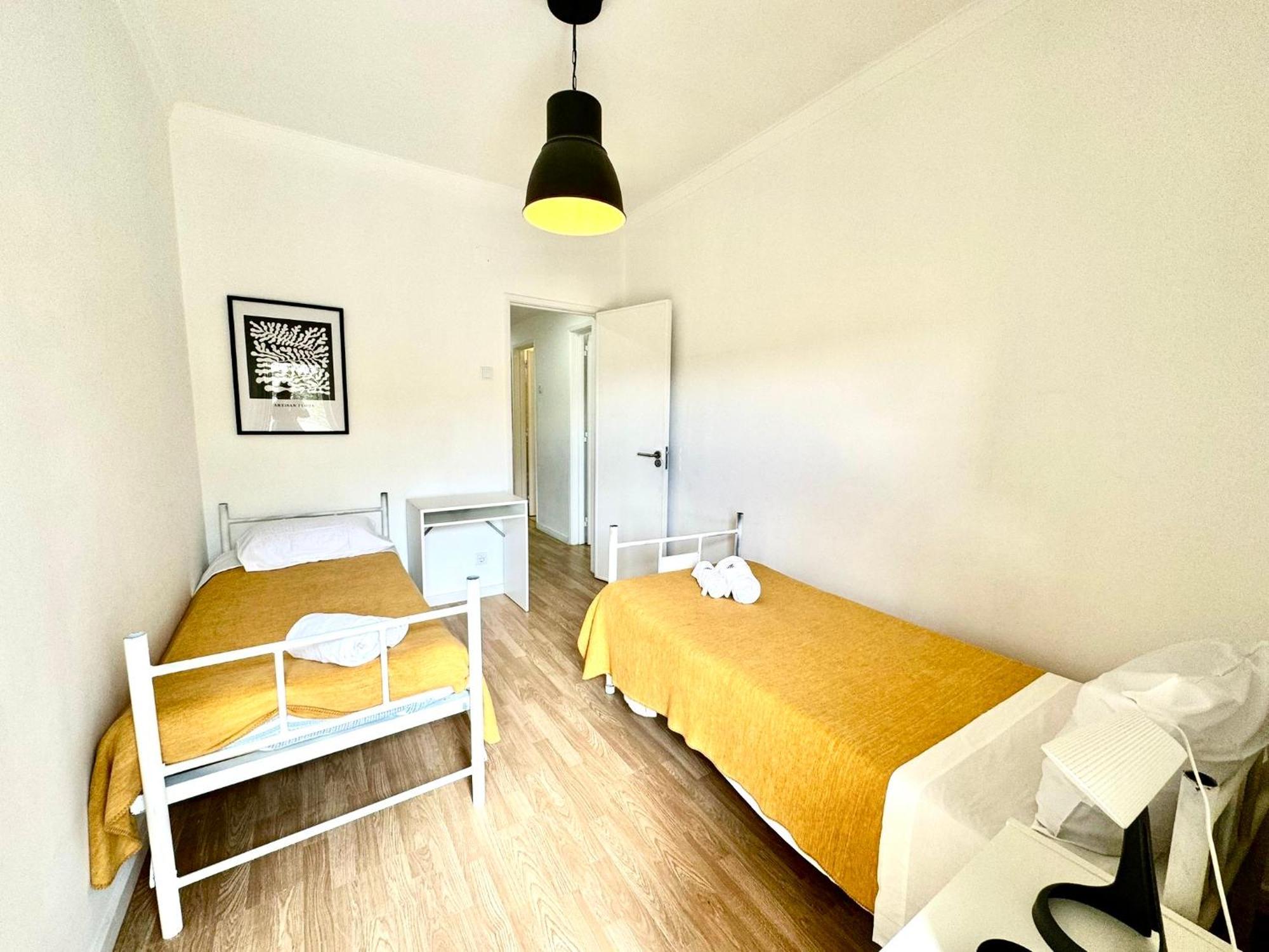 Almada Big Flat Next To Lisbon And Caparica Beach מראה חיצוני תמונה
